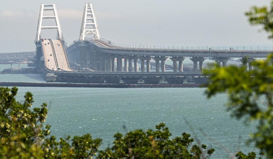 Проезд для электромобилей по Крымскому мосту со стороны Керчи запретили